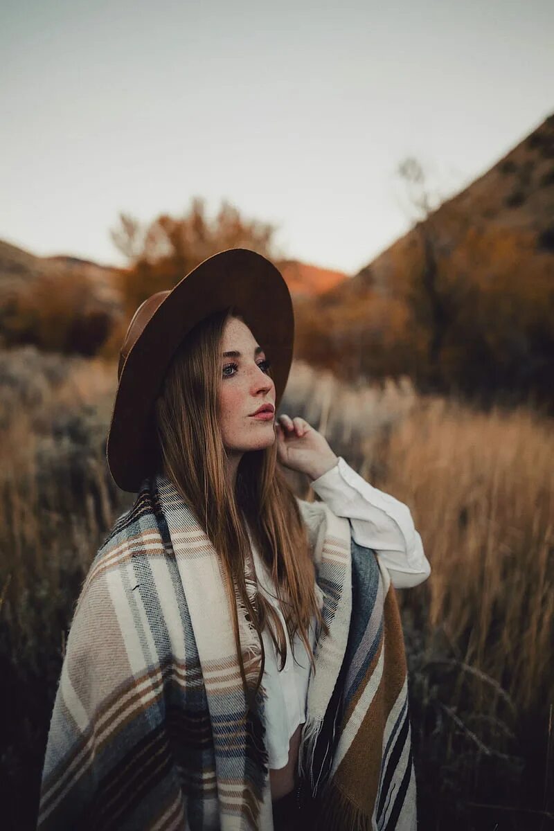 Away woman. Фотосессия со шляпой в хвойном лесу. Хипстерский портрет девушки. Фото девушек в шляпе черной на природе. Фото в горах и черной шляпе.
