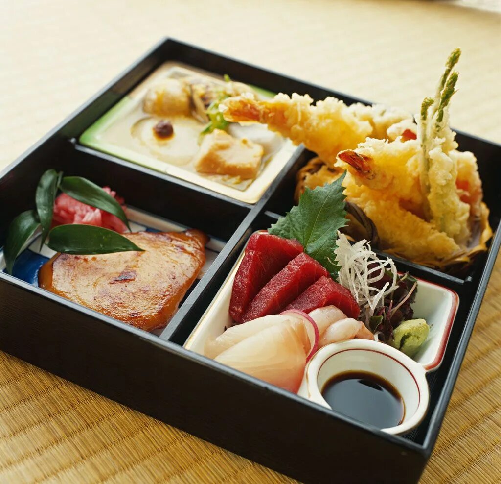 Ланч телефона. Бенто японская еда. Японская традиция Бэнто. Обед Бенто Япония. Бэнто японский обед.