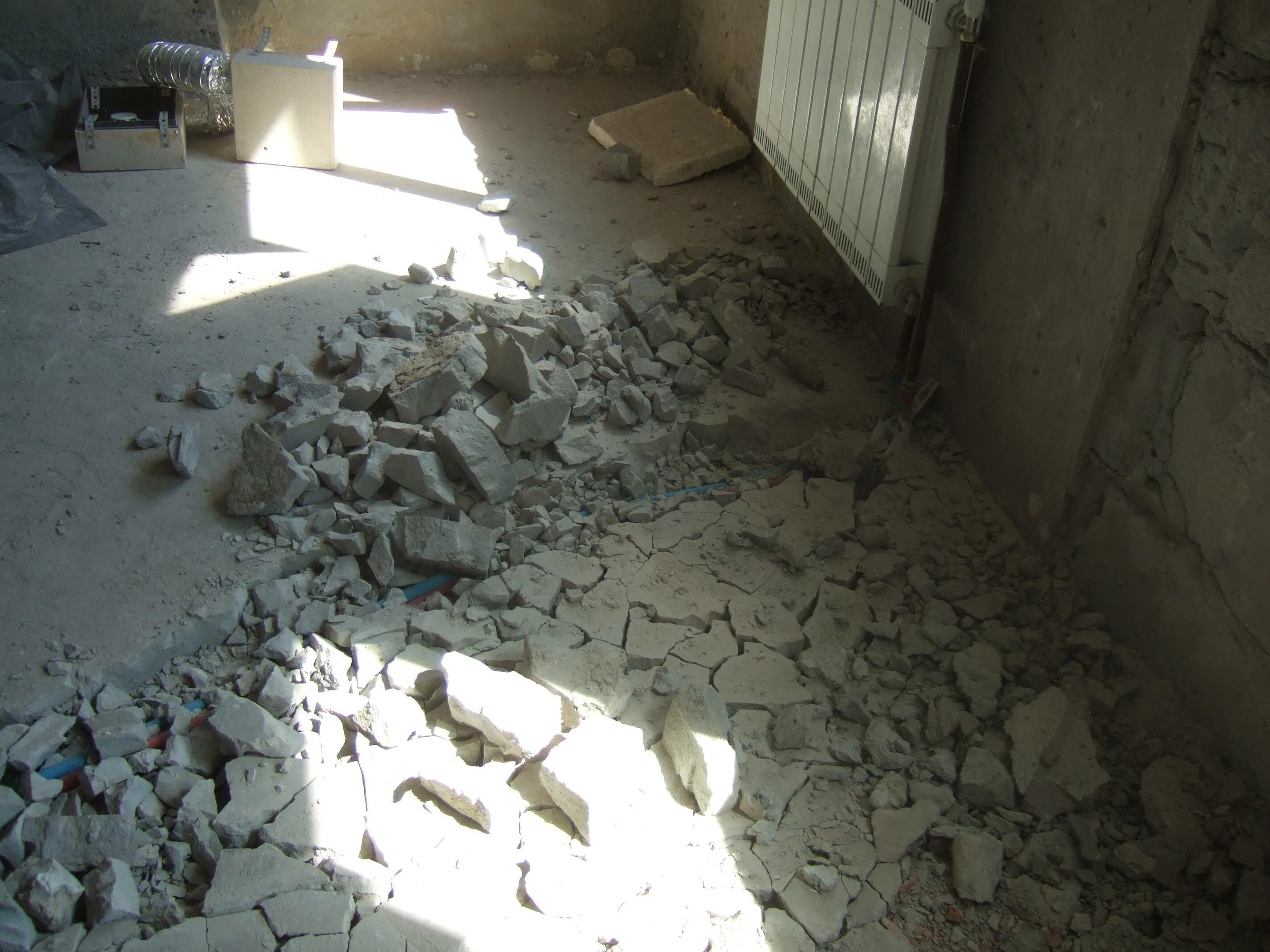 Демонтаж стяжки 30мм. Демонтаж цементно-песчаной стяжки. Демонтаж стяжки полов. Демонтаж стяжки полов. Демонтаж бетонной стяжки пола.