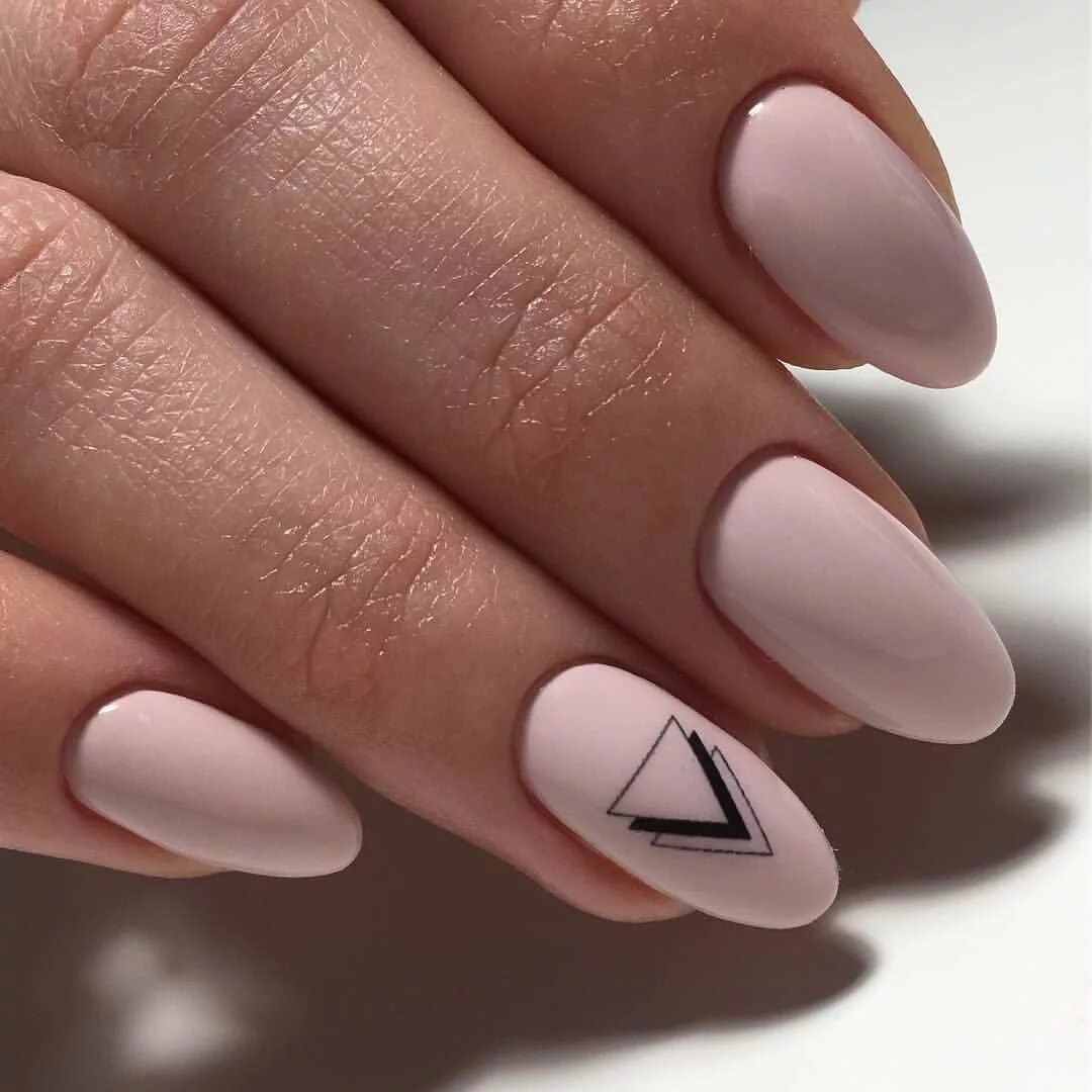 Минималистичные ногти. Маникюр с геометрическим рисунком. Дизайн ногтей с треугольниками. Бежевый маникюр с геометрией. Ногти в стиле Минимализм.