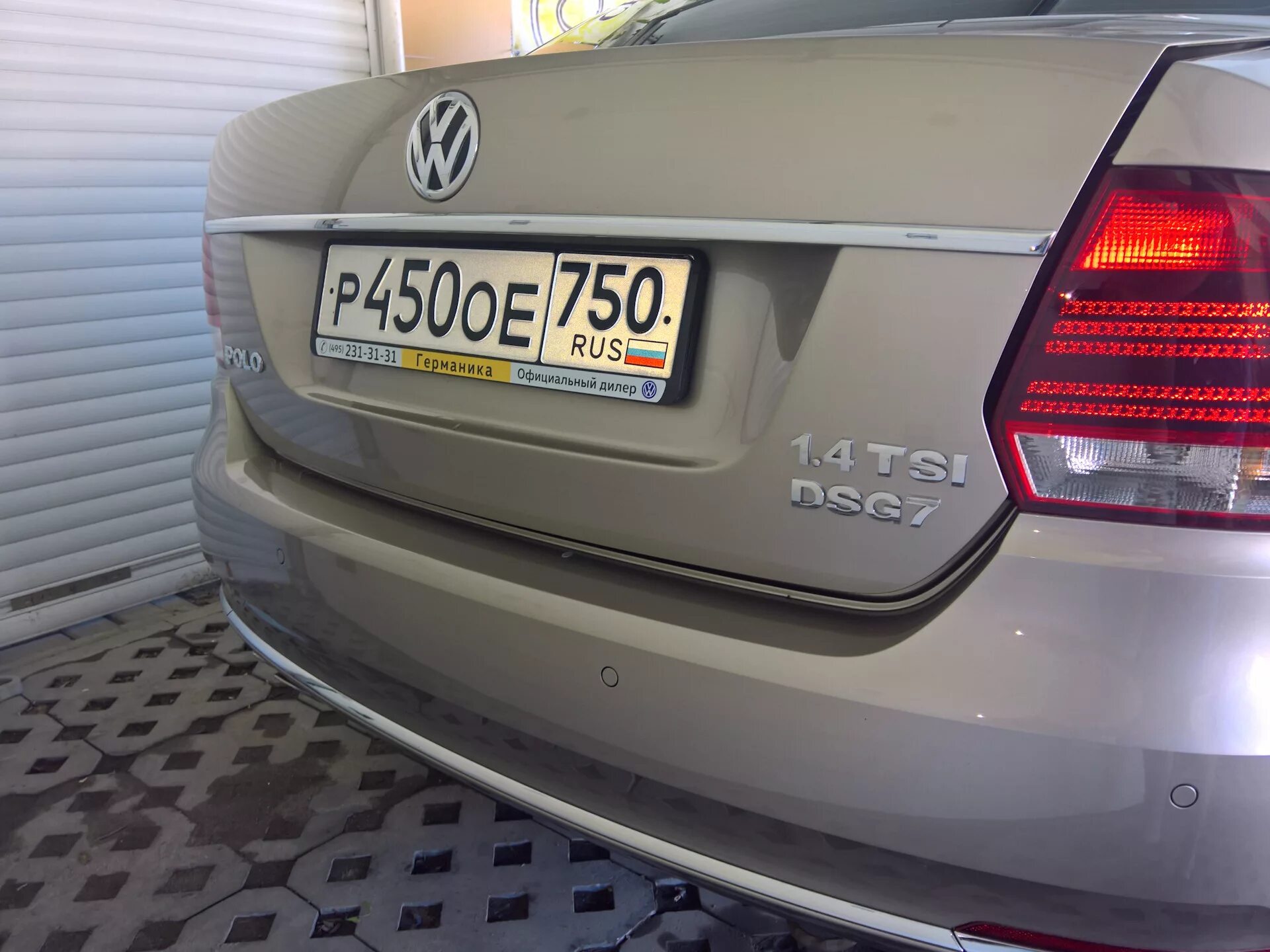 Шильд на фольксваген поло седан. Квадратный гос номер на поло седан. Volkswagen polo шильдик. Шильдик поло на крыло фольксваген. Шильд на фольксваген поло седан.