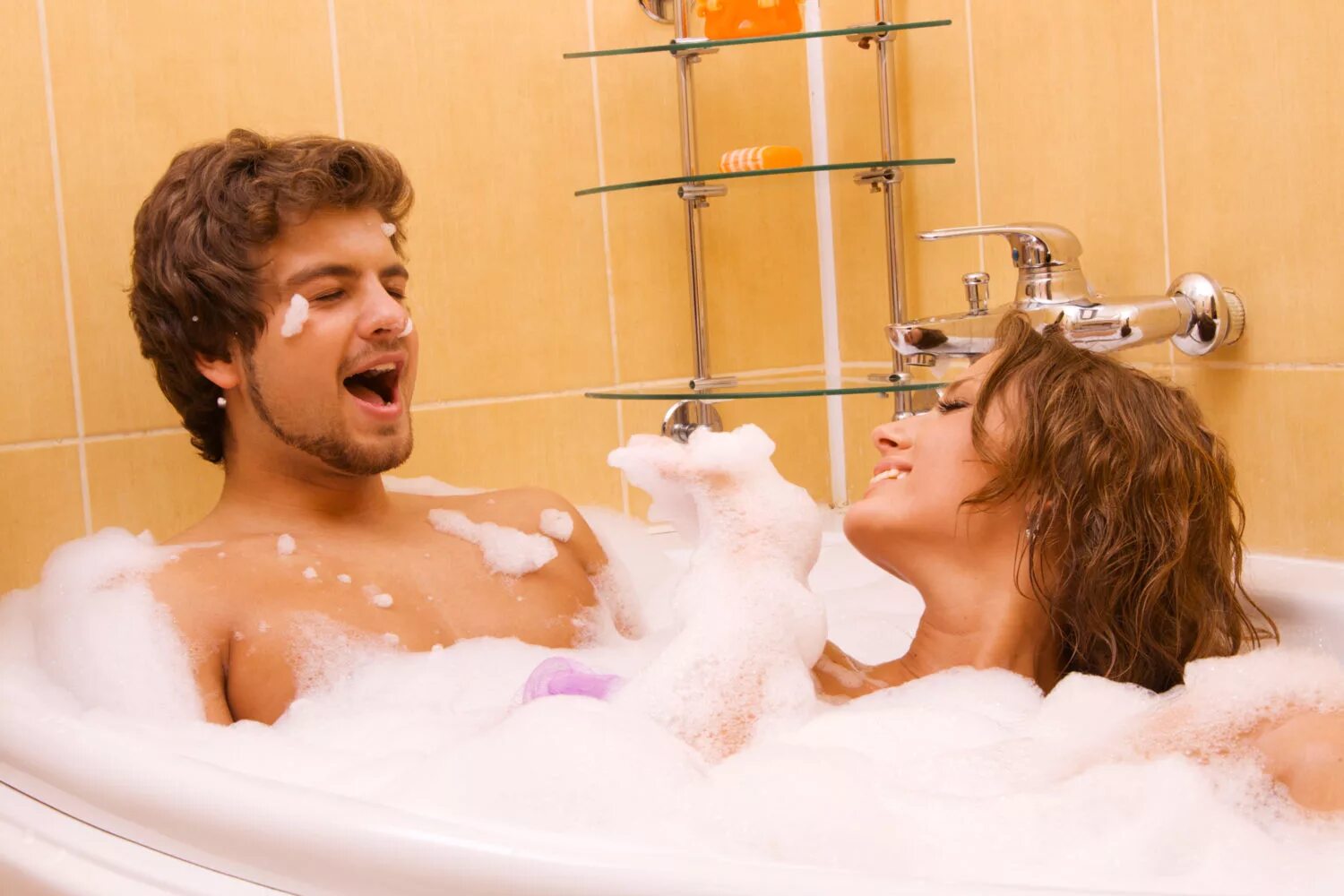 Мужа женой моются в душе. Мужчина моется в ванной. Мужчина и женщина в ванне. Мужчина моется в ванне. Парень с девушкой в ванне.