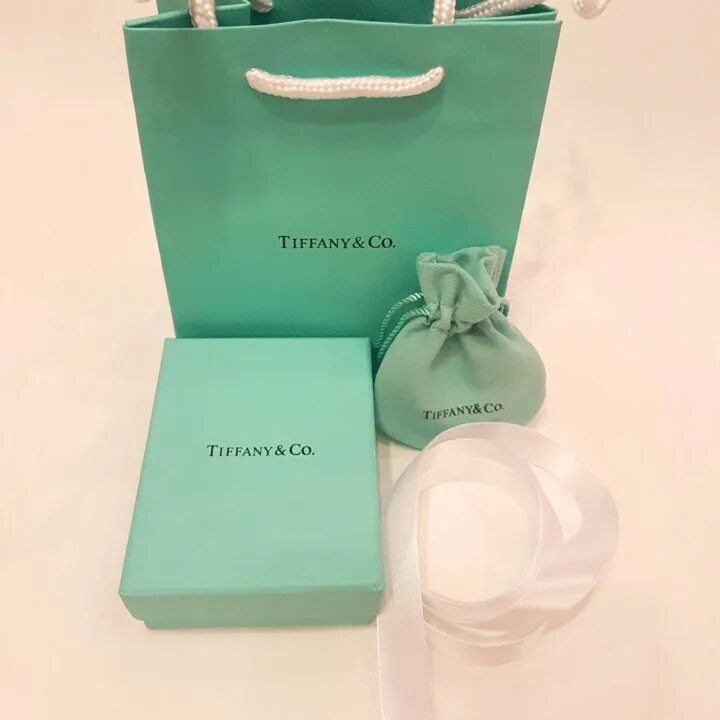 Коробка тиффани. Коробка Tiffany. Тиффани коробка для кольца. Кольцо Тиффани в коробочке. Пакет Тиффани.