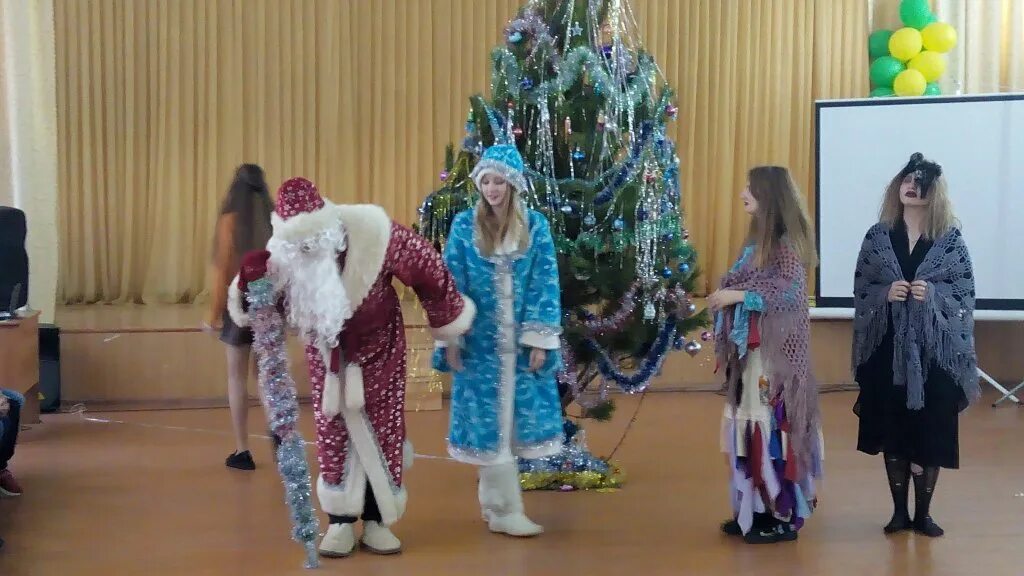 Новый год фондом. Подготовка к нг. Учитель в классе новый год. В преддверии нового года учащиеся. Игрушки на елку для деток.