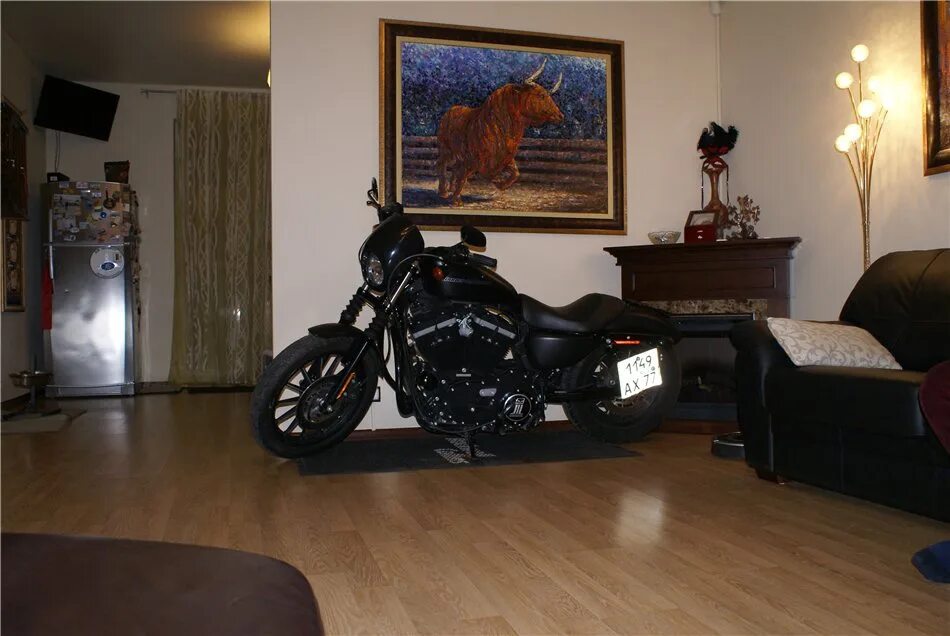 Где поставить мотоцикл. Мотоцикл в квартире. Мотоцикл в интерьере дома. Гараж для мотоцикла. Мотоцикл дома в квартире.