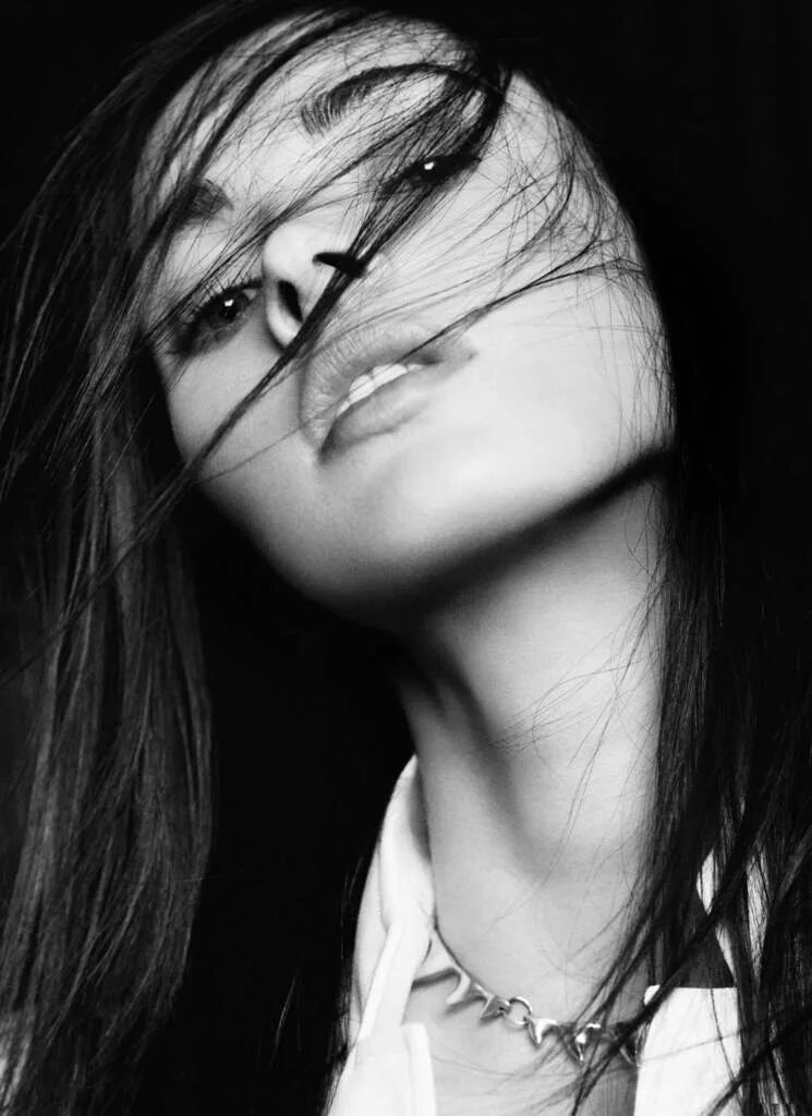 Девушка с черной розой. Женщина в шляпе без лица. Юля балашова. Черные аватарки для девушек. Девушка в черной шляпе.