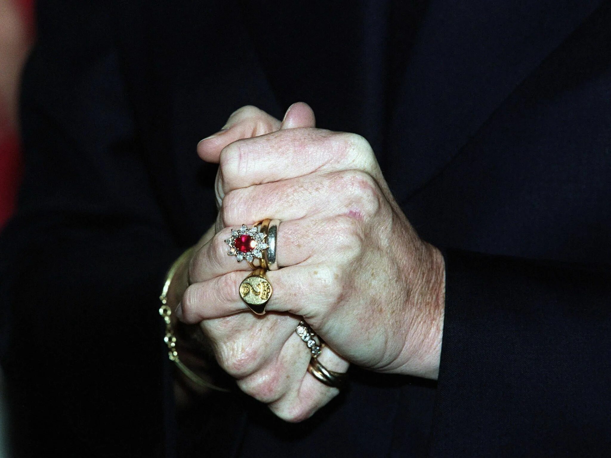 На какой руке пальце носят печатку. Перстень на мизинце Тони сопрано. Кольцо у Михалкова на мизинце. Кольца на руке Никиты Михалкова. Кольцо сола Гудмана на мизинце.