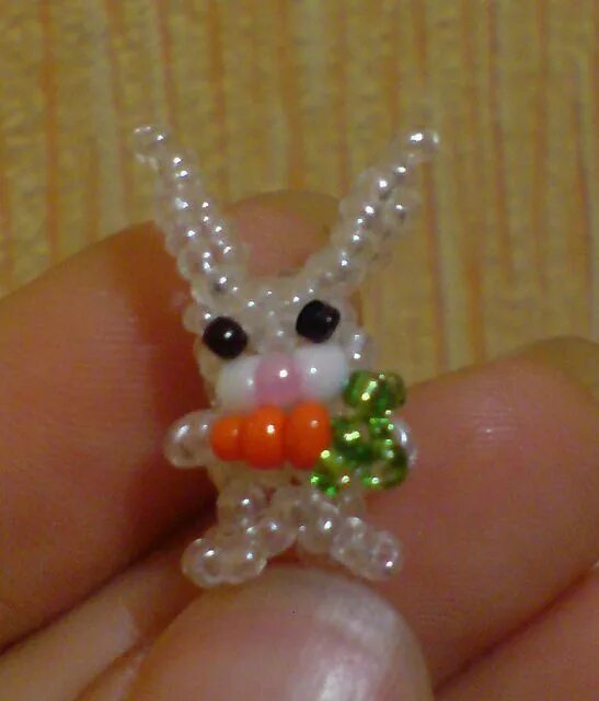 Фигурки из бисера на проволоке. Заяц бисер. Зайчик из бисера. Заяц из бисера плоский. Зайчик из бисера объемный.