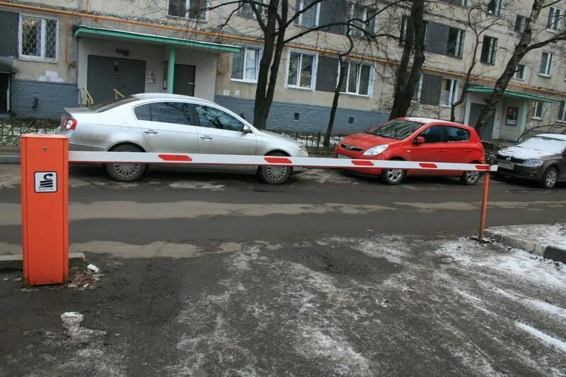 Пожарный проезд 2. Шлагбаум vo Dvor. Шлагбаум на придомовой территории. Пожарный шлагбаум. Выдвижные шлагбаумы для дворов.