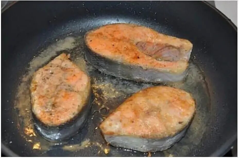 Как пожарить кижуч на сковороде вкусно. Кижуч жареный на сковороде. кижуч на сковороде. уж на сковороде. уж на сковородке фото.