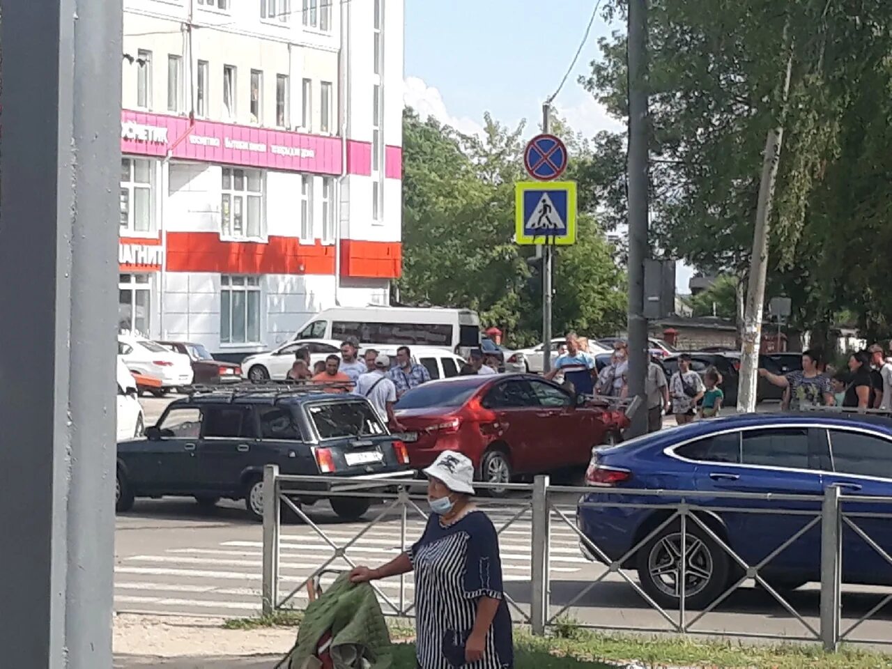 Брянск подслушано типичный новости брянска. Остановка Костычева Брянск. Остановка ул Крахмалева Брянск. Подслушано Брянск. Остановка Костычева Брянск Советский.