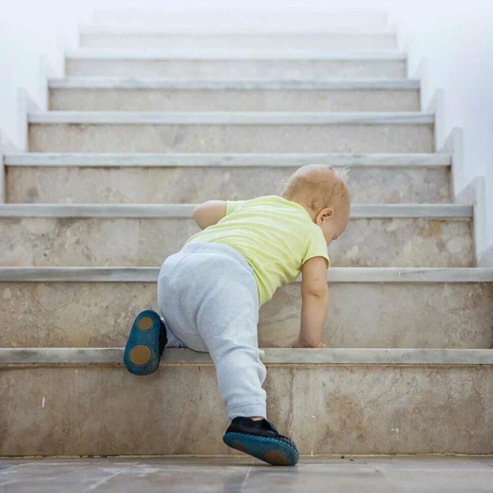 Сон ползти вверх. Животик новорожденного. Сон ползти вверх. Ступенька для детей. Человек на ступеньках.