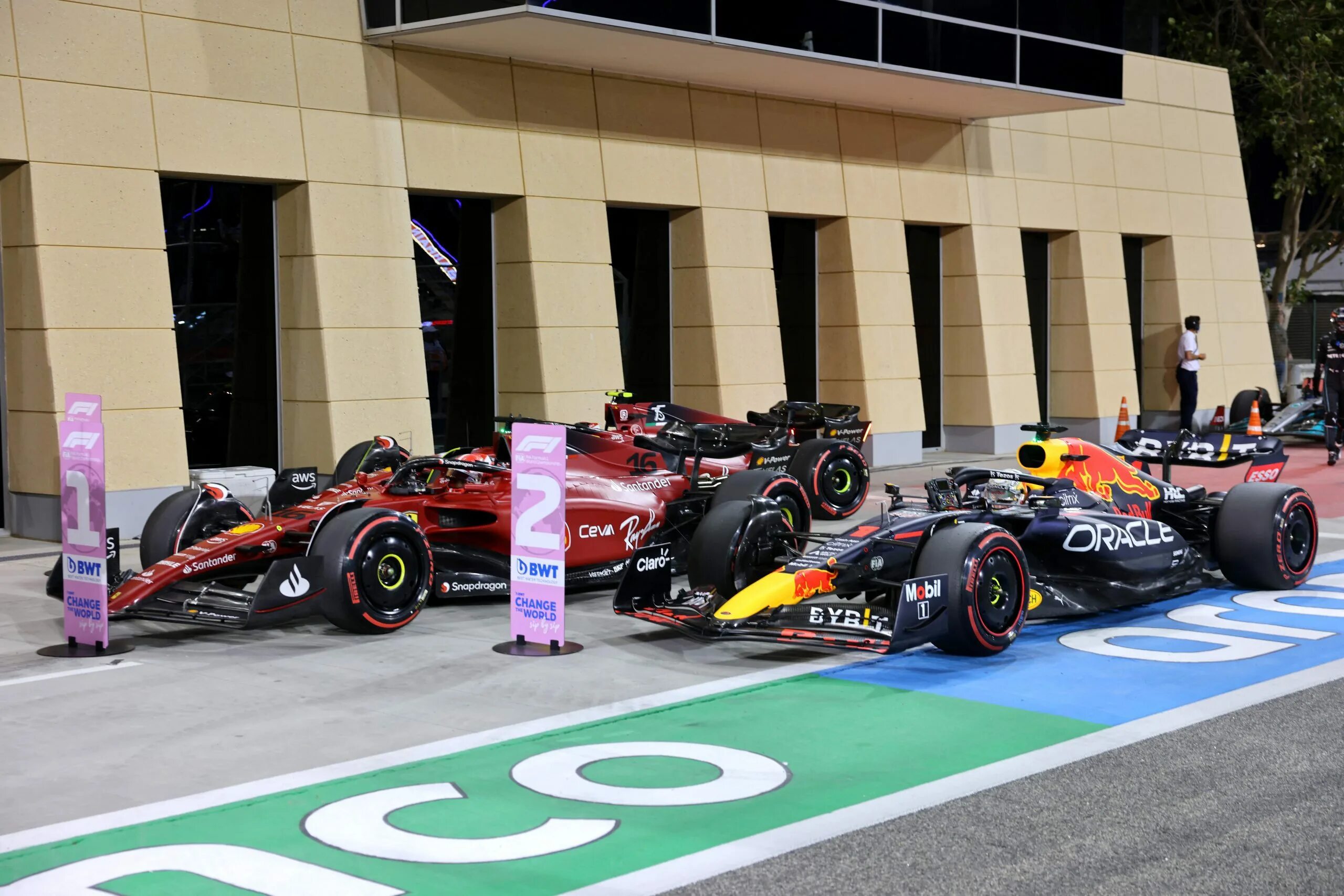 2022 start. F1 2022 Bahrain. Шасси Red bull rb18. Ред Булл f1 2022. Ferrari f1-75.