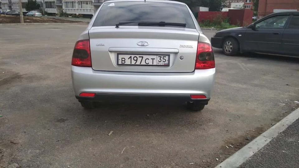 Задний бампер приора 2 хэтчбек. Ваз 2170 сзади. приора 2 хэтчбек сзади с габаритами. приора хэтчбек задний бампер приора 2. лада приора задний бампер рестайлинг хэтчбек.