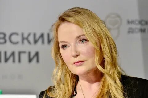 Nastya Bakeeva toshakda paypoqda.