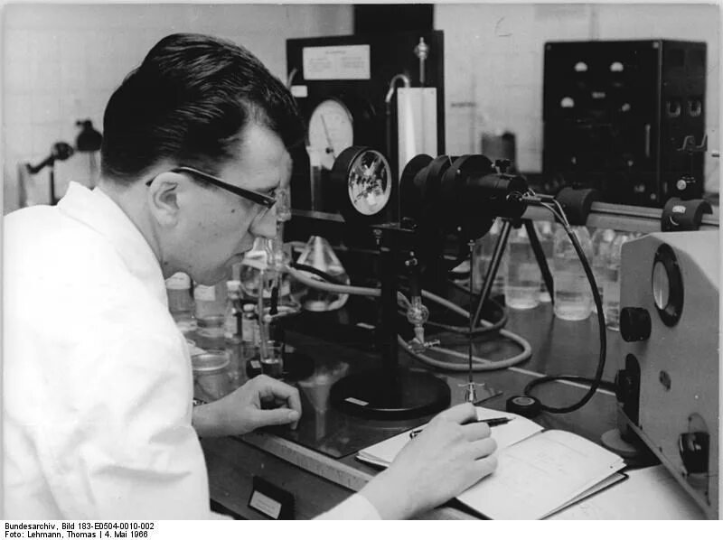 Der wissenschaftler. Группа ученых. R & d team. Врач указывает. Der wissenschaftler.
