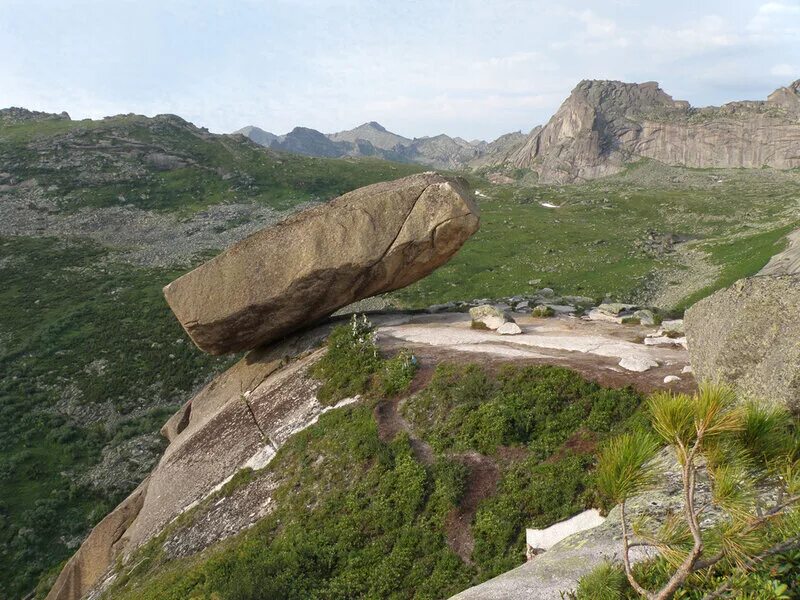 спящие саяны. ергаки горный хребет. ергаки спящий саян легенда. саяны легенды. гора спящий саян хакасия.