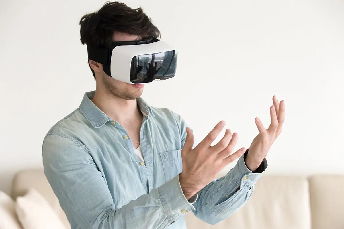 Vr testing. Парень в очках ВИРТУАЛЬНОСТИ. Как виртуальная реальность влияет на человека. Man in 3d Glasses. Как виртуальная реальность влияет на организм.
