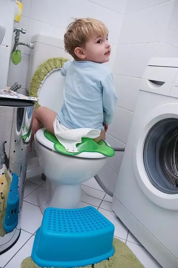 Как мальчикам писать в унитаз. Туалет для мальчиков. Мальчик на унитазе. Мальчик на унитазе фото. Дети в туалете