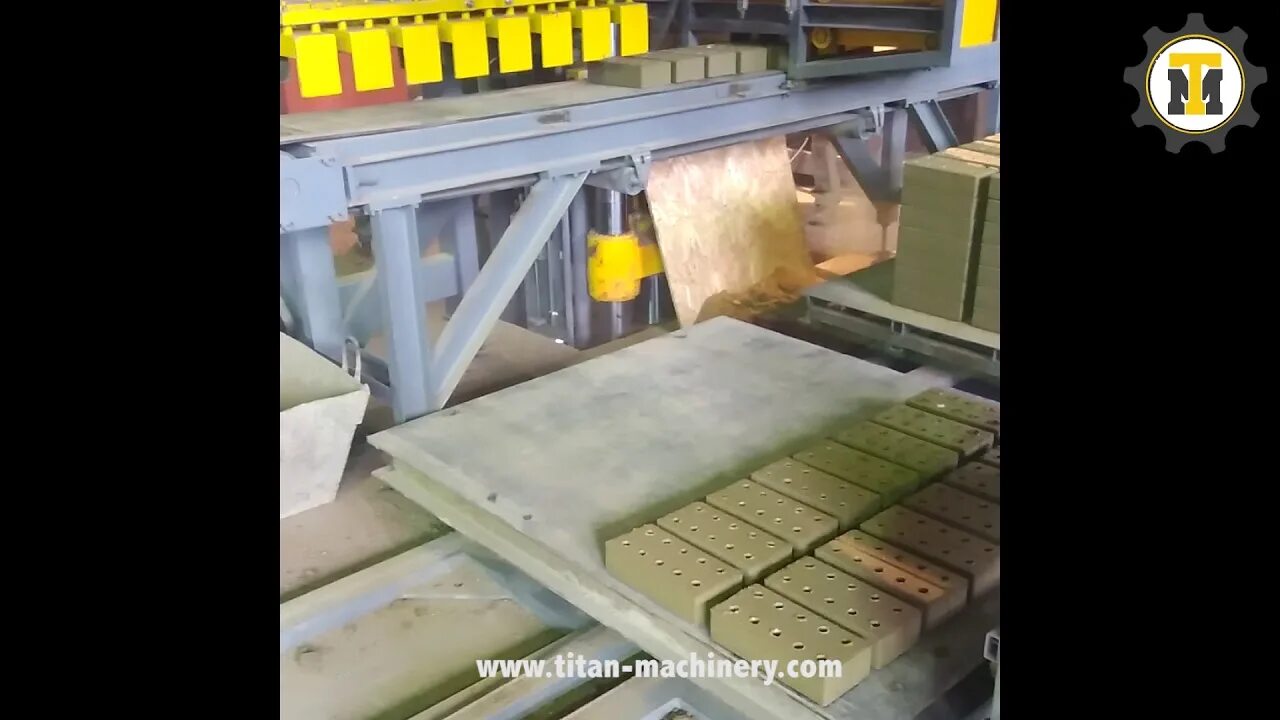 Работа прессов видео. Пресс для кирпича птм-13. гиперпрессованный кирпич оборудование для производства. пресс титан. пресс titan для подошвы.