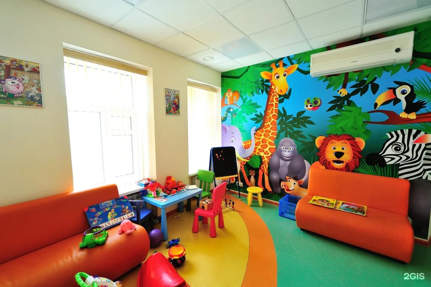 Загородный детский центр. Игровая зона для детей. Детский уголок в клинике. Детская стоматология с игровой комнатой. Игровая комната в поликлинике.