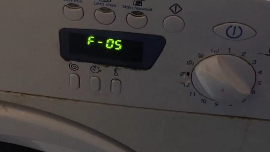 Ошибка f05 индезит. Стиральная машина Индезит f05. Индезит f12 на стиральной машине. Стиральная машина Индезит коды ошибок f05.