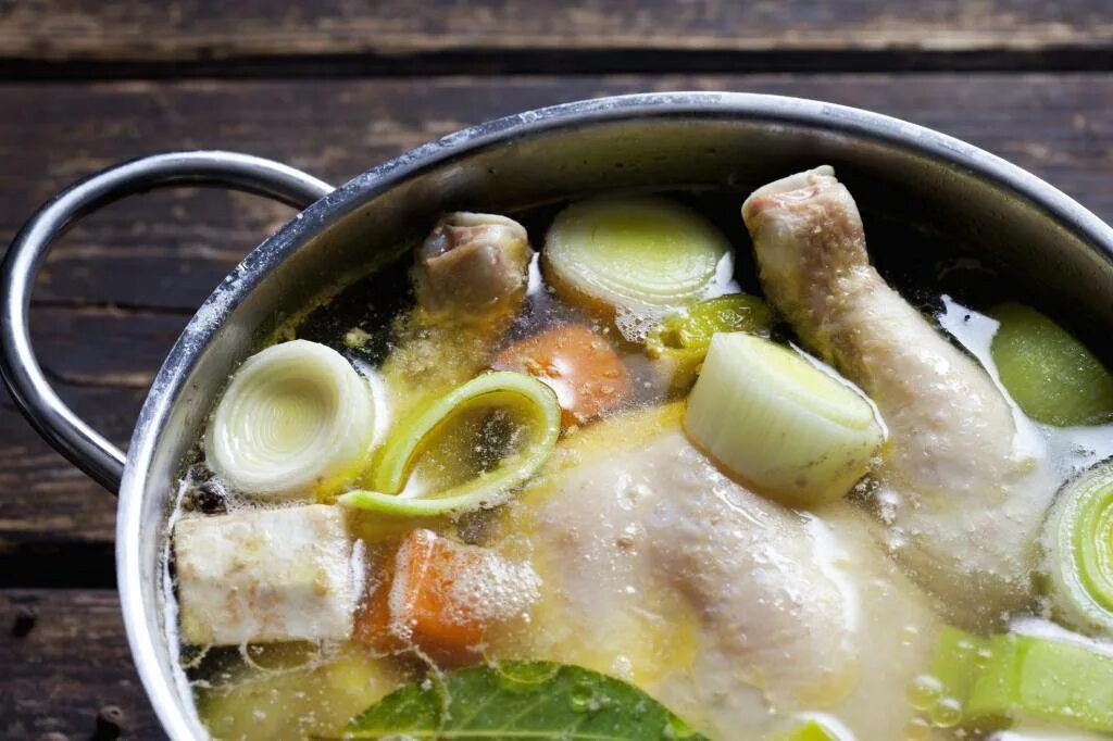 Можно ли давать ребенку куриный бульон. Куриный бульон. бульон из курицы. консоме из курицы. прозрачный куриный бульон.
