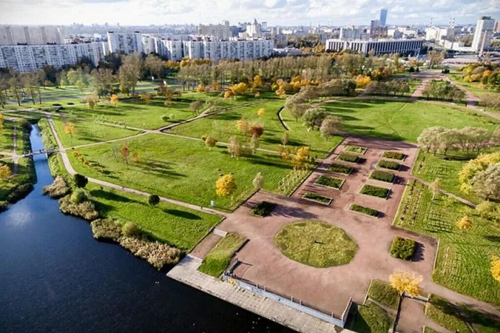 File:Церкви в Пулковском парке.jpg - Wikimedia Commons
