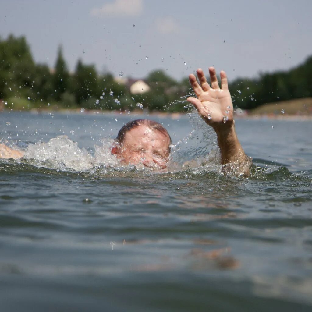 Купание в руке. Тонущий человек. Дети воды. Человек тонет в воде. Дети купаются в реке.