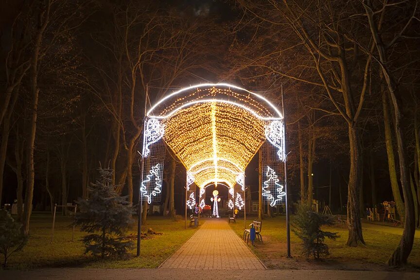 Освещение парка. Украшение парков. Освещение в парках. Уличное освещение в парках. Парк ласковый