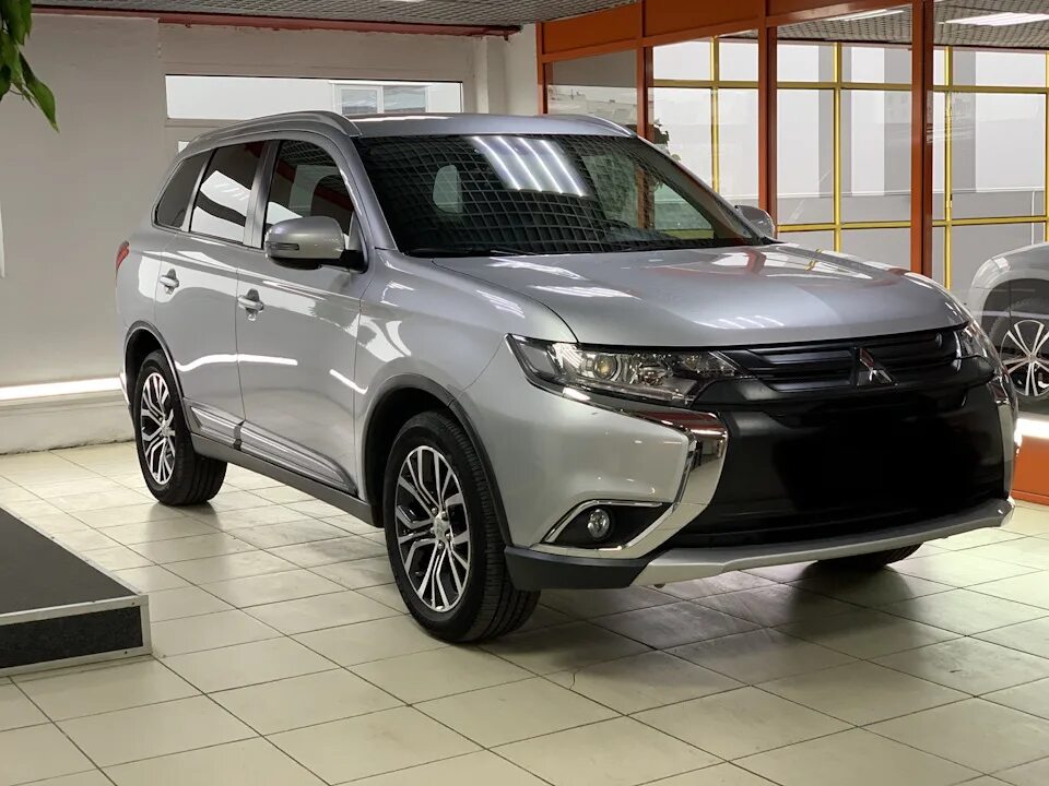 Mitsubishi outlander отзывы владельцев. Митсубиси Аутлендер 3. Мицубиси Аутлендер 2916. Мицубиси Аутлендер 2.4 2016 года. Митсубиси Аутлендер 2015г. 2.4.