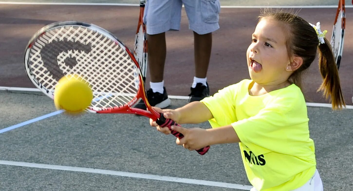 I play tennis. Теннис дети. Детский большой теннис. Занятием тенниса для детей. Большой теннис дети.