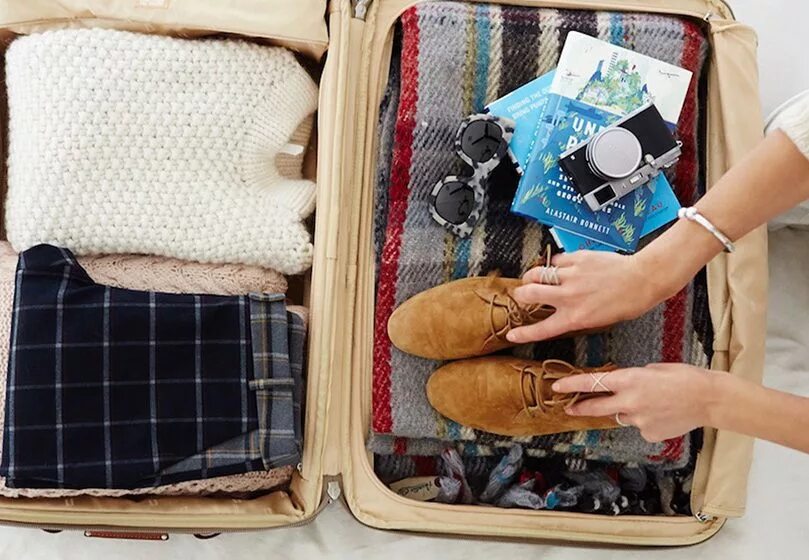 Собранные чемоданы с вещами. Вещи в путешествие. Собранные вещи в путешествие. Собранные сумки с вещами. Что нужно положить в сумку