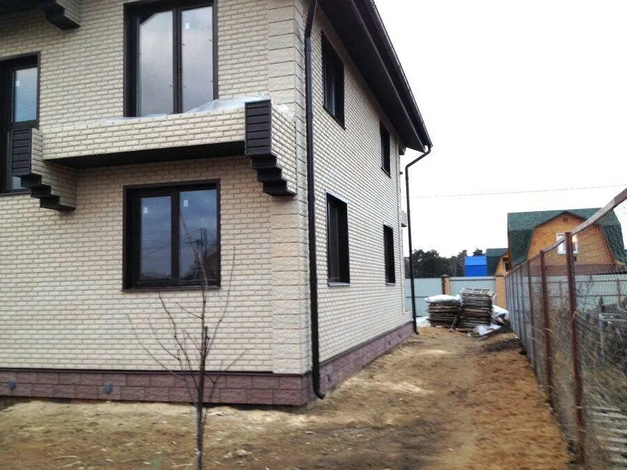 кирисс фасад дома. фасадные панели кирисс фасад. кирисс фасад. плитка для фасада кирисс. дом из желтого кирпича с вишневой крышей.