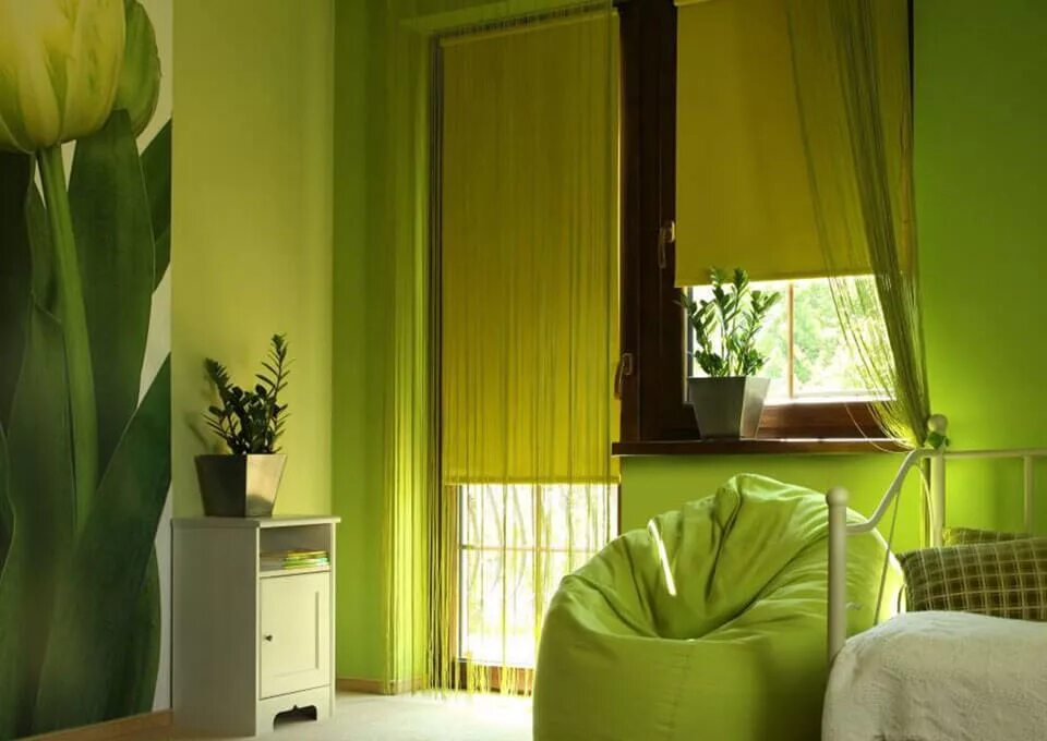 Какие ткани рулонных штор. Шторы зеленого цвета. Шторы к салатовым стенам. Сочетание штор и жалюзи. Зелёные шторы в интерьере.