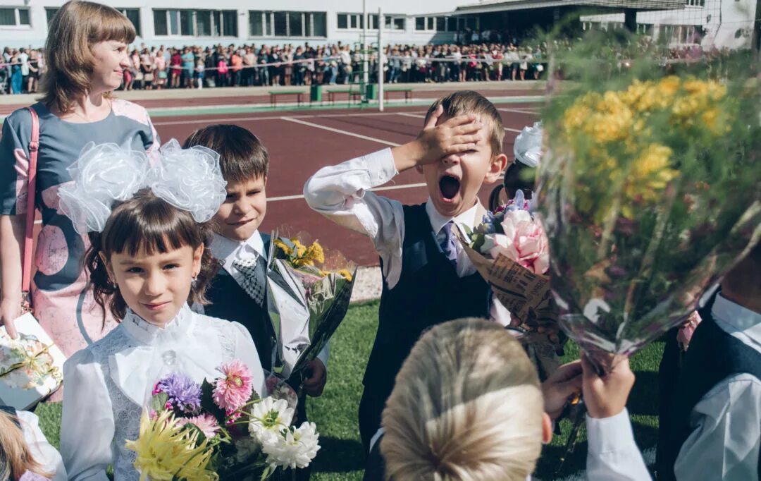фото первоклассников. школа 12 благовещенск. линейки в комсомольске на амуре 1 сентября. школьная линейка. первоклассники на линейке.