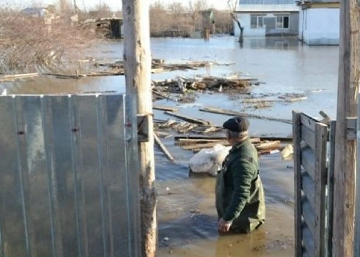 Наводнение в актюбинске. Паводок. Наводнение фото. Паводок фото. Наводнение Нижнебаканская наводнение.