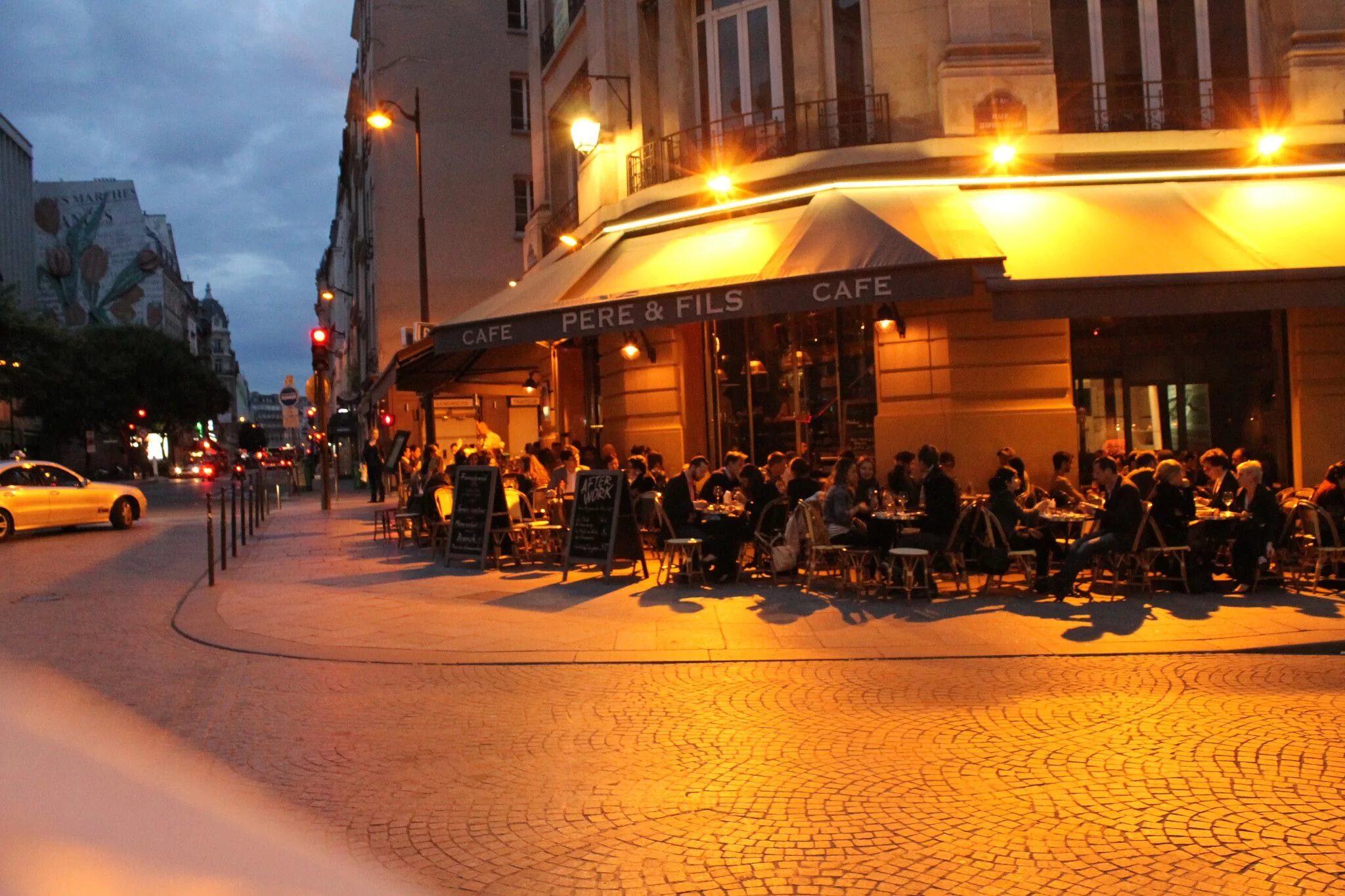 Кафе вечер Лиссабон. Уличное кафе. Уличное кафе вечером. Вечер в кафе. 7 вечера на улице