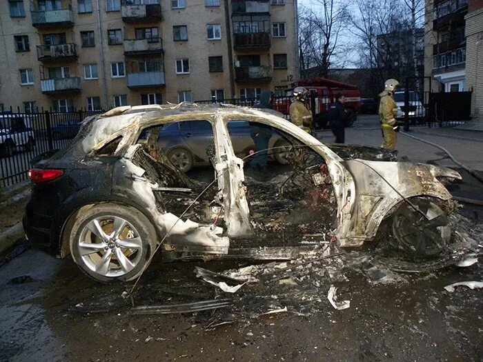 Сгоревший цлс. В Вологде сожгли автомобиль. Сожгли Инфинити Дзержинск.