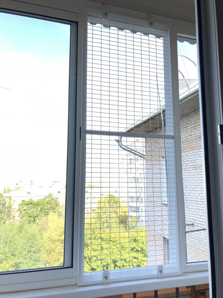 Решетки антикошка на окна. Москитка антикошка. Решетка на раздвижное окно на балконе антикошка. Москитная сетка на балкон п44т. Сетка на лоджию