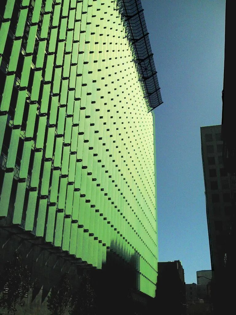 Вертикальная 20. Здание стекло зеленое. Зеленая сетка на здании. Высотки зеленого цвета. Фасад зеленый свет.