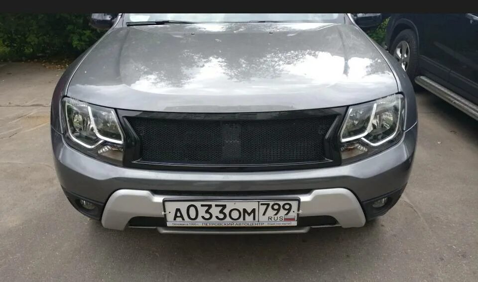 Снять решетку радиатора дастер. Renault duster решетка радиатора. решетка радиатора renault duster 2. решетка радиатора рено дастер 2016. решетка радиатора рено дастер 2018.
