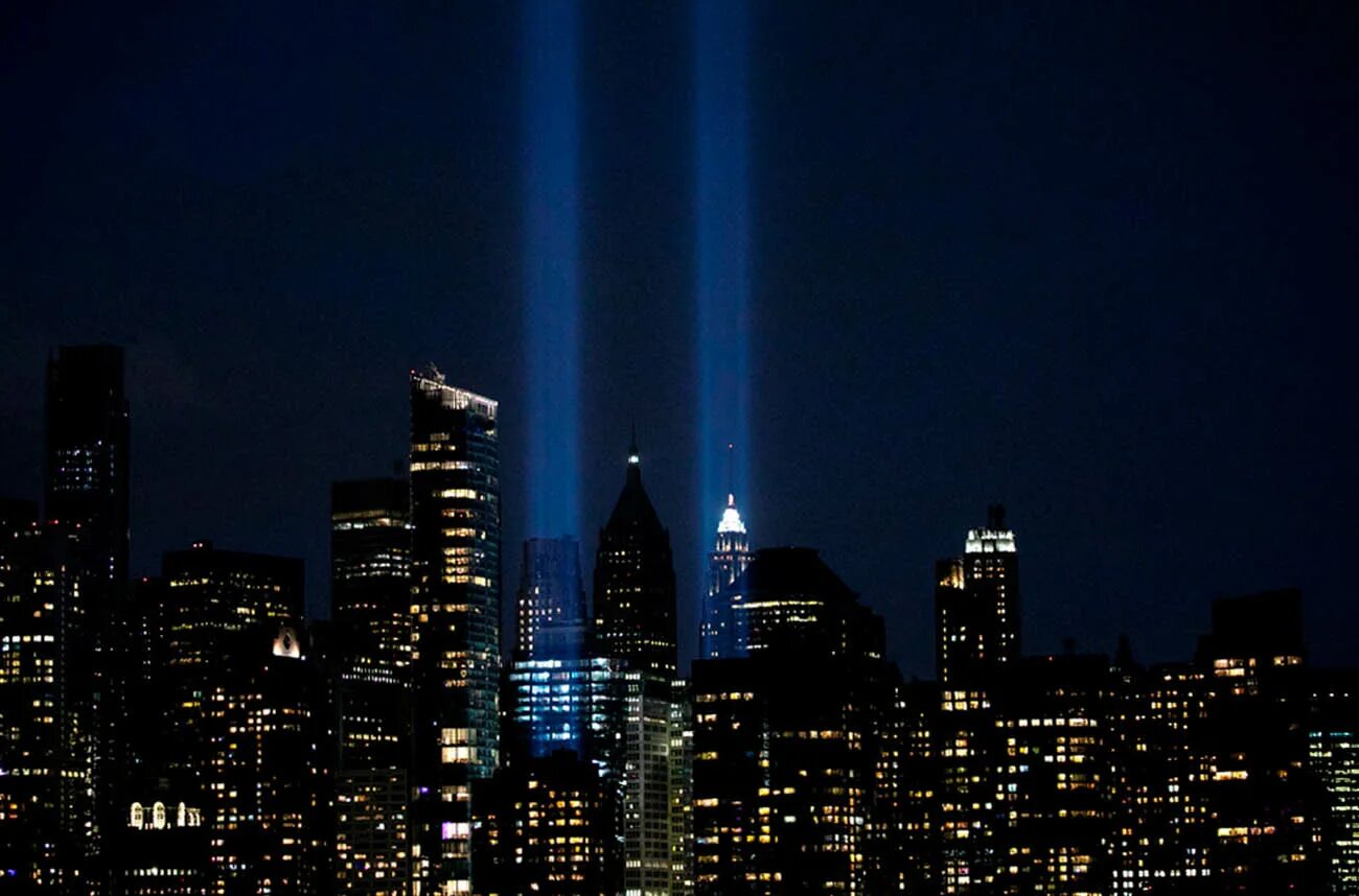 Сейчас new light. Башни-Близнецы 11 сентября 2001. ВТЦ Нью-Йорк 2020. Мемориал башни Близнецы в Нью-Йорке. Башни Близнецы в Нью-Йорке 2021.
