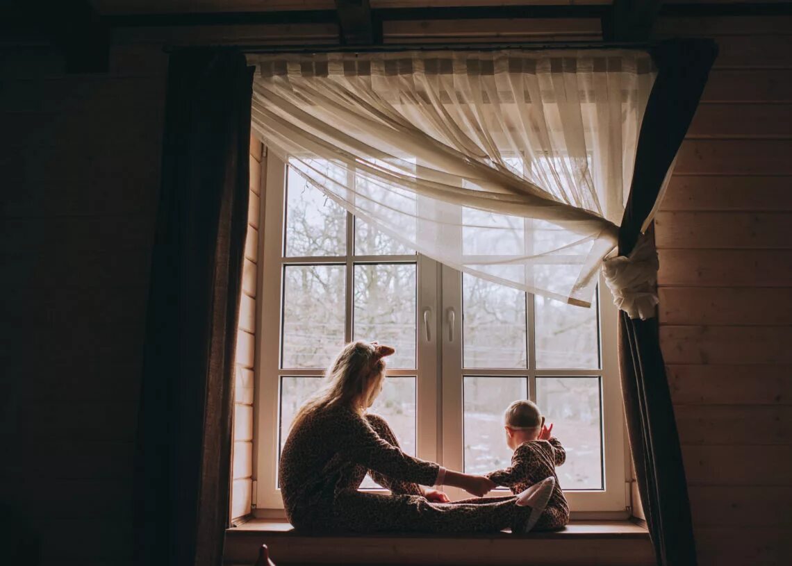 Мамино окошко. Женщина с ребенком у окна. У окна. Мама с ребенком у окна. Мама у окна.