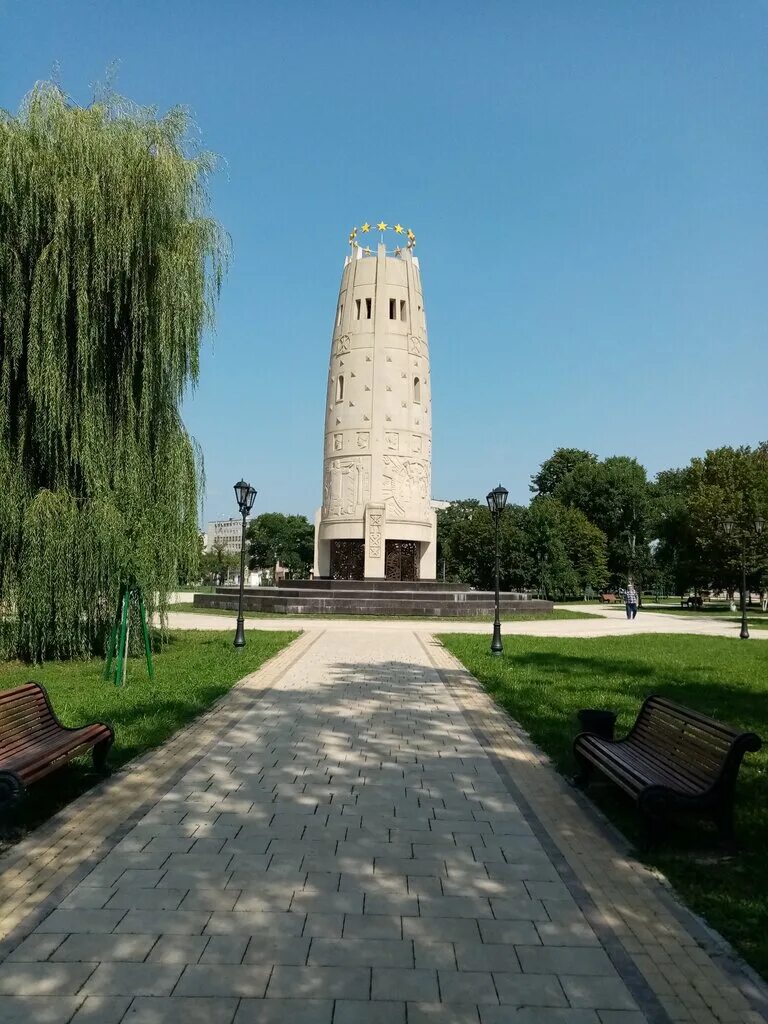 Поездка в майкоп. Монумент единения Майкопа. Монумент единение и согласие Майкоп. Памятник единения Майкоп. Монумент очаг в Майкопе.