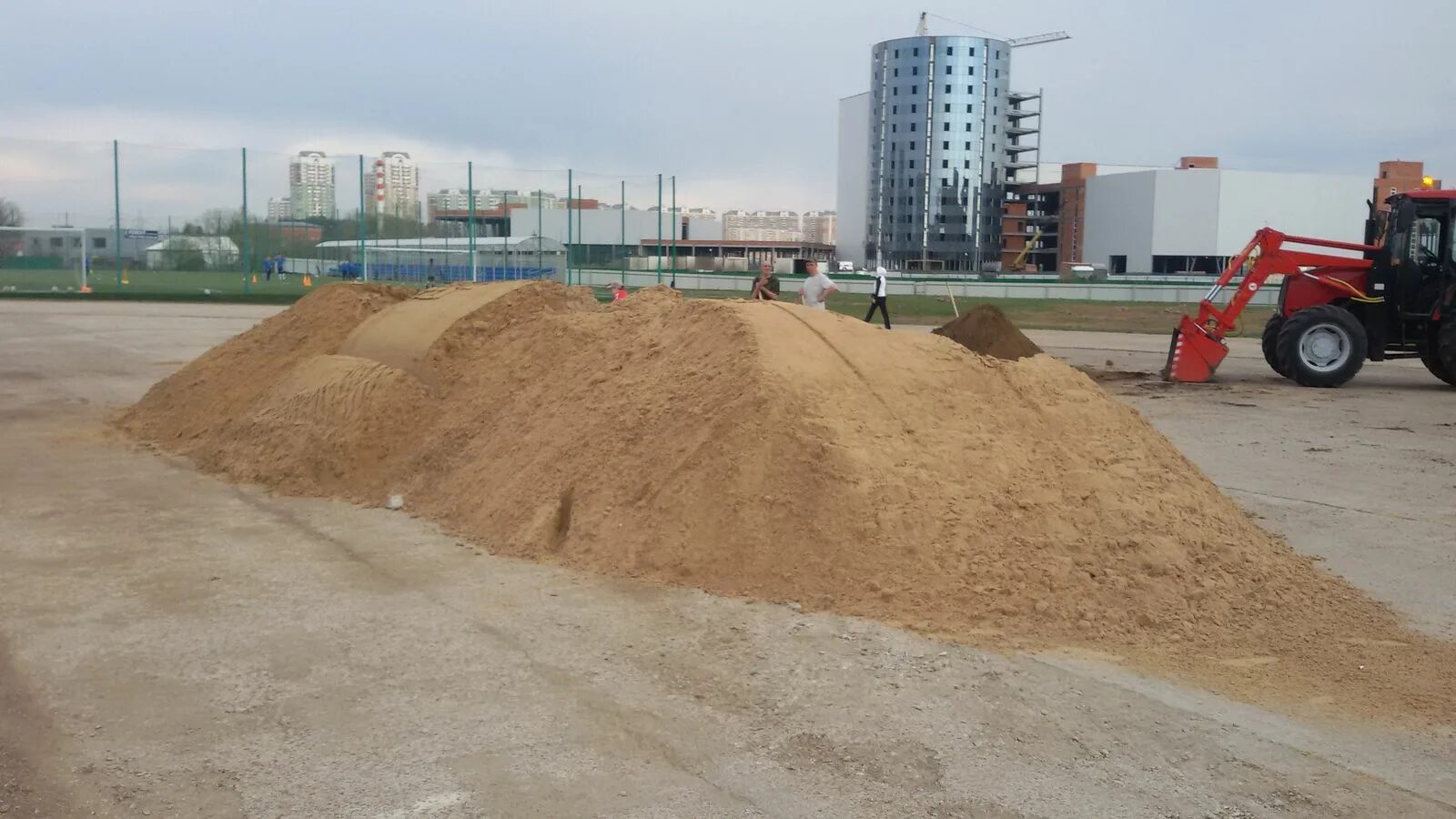 Куб песка цена московская область с доставкой. Куча песка. Тонна песка. Песок на стройке. 10 Тонн песка.