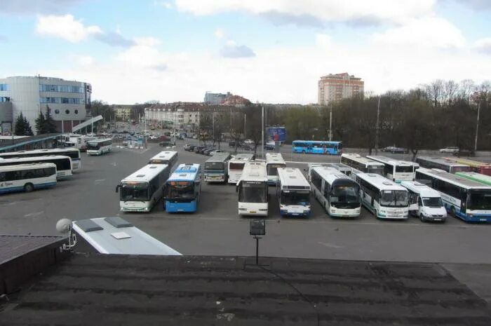 Автобусная парковка. Стоянка автобусов. Автостоянка для автобусов. Стоянка общественного транспорта.