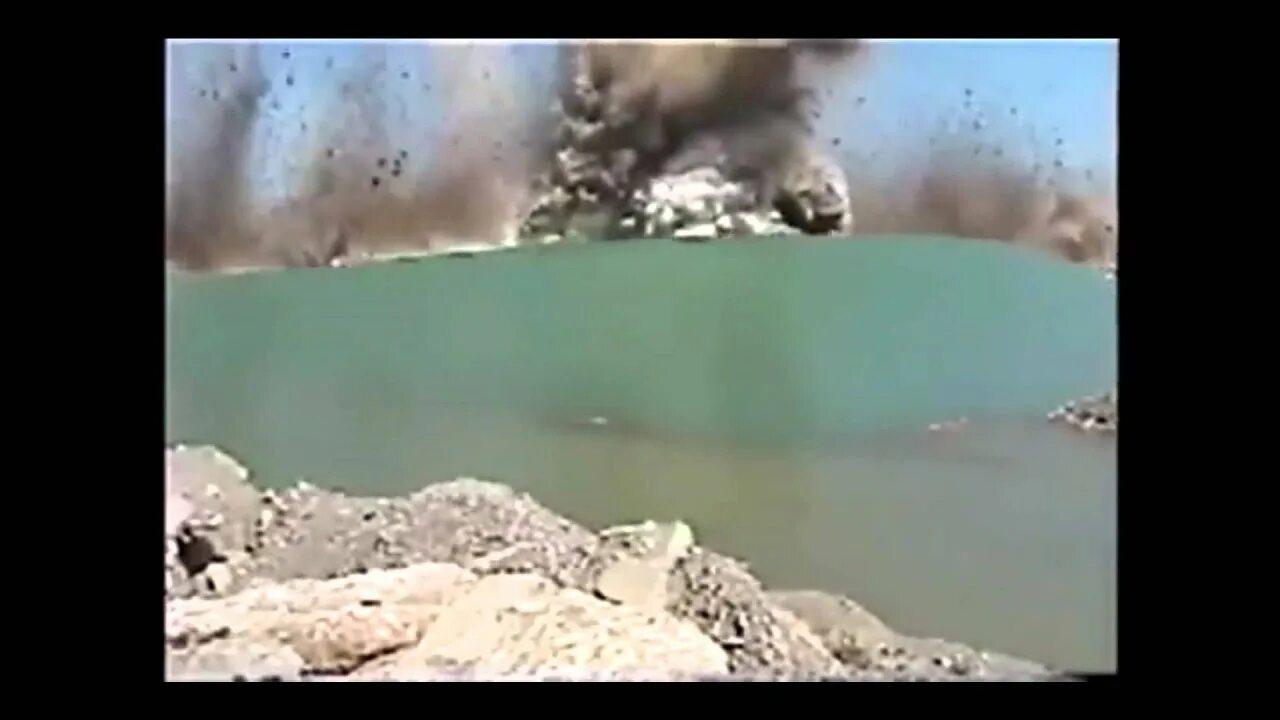 Замедленная съемка. Под водой взорвался. Выстрел в воду. Под водой взорвался. Под водой взорвался.