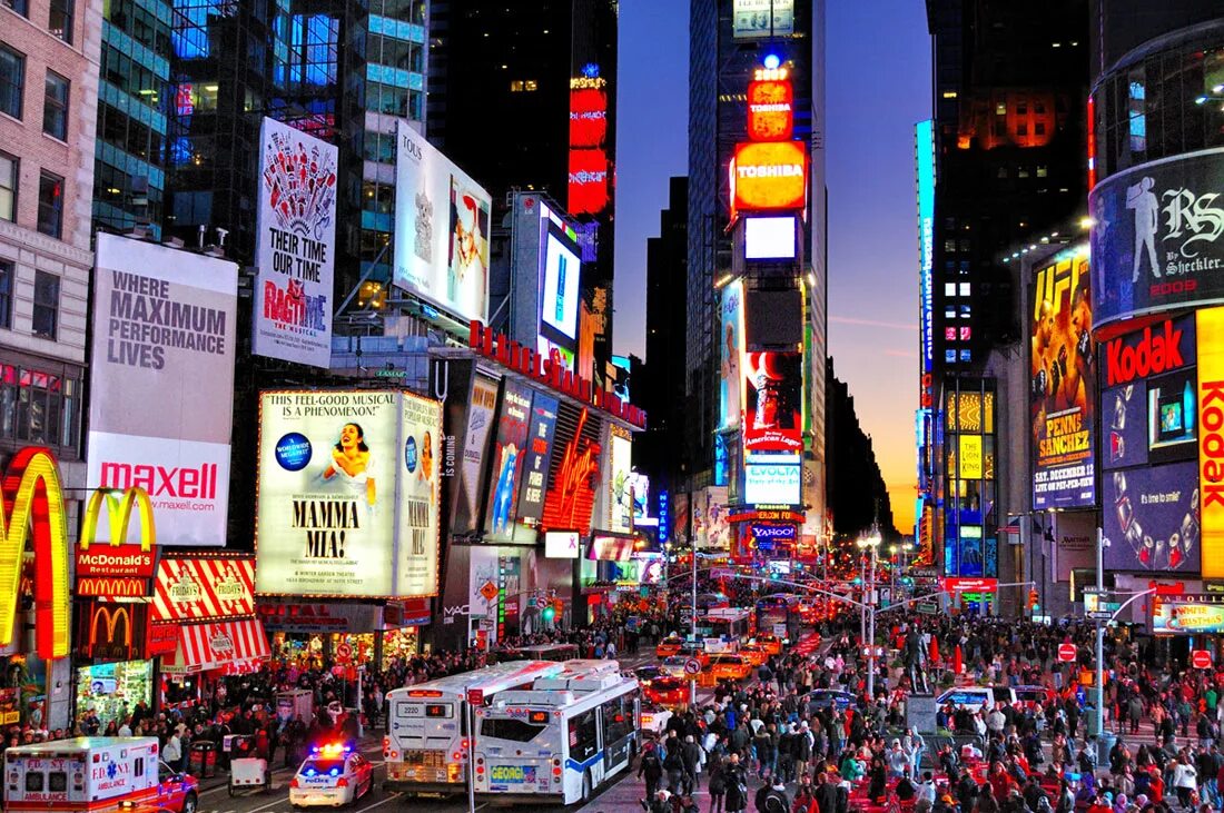 They live in new york. Площадь Таймс-сквер в Нью-Йорке. Нью Йорк time Square. США Таймс сквер. Бродвей Нью-Йорк.