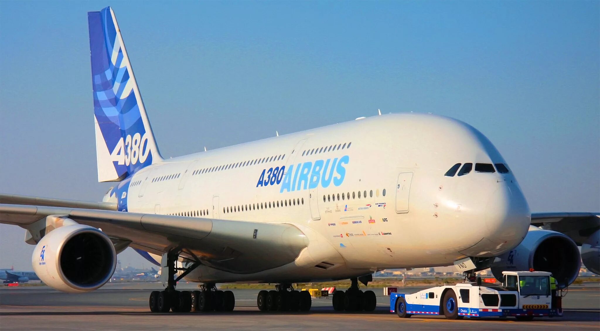 Airbus a380. Самый большой самолет Аэробус 380. Самый большой самолёт пассажирский - Airbus а380. Двухпалубный Airbus a380. Boeing a380.